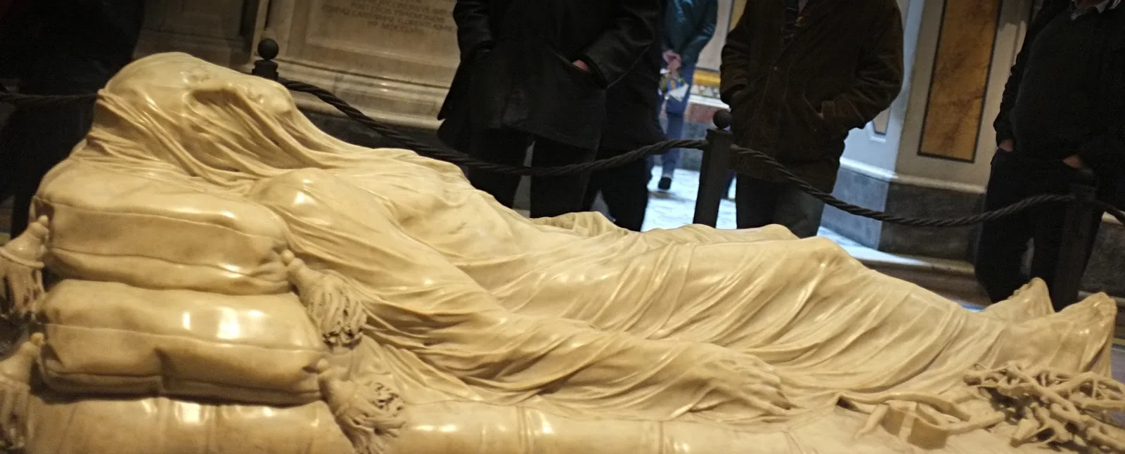 El Cristo Velado de Giuseppe Sanmartino en la Cappella Sansevero, toda la estatua yace bajo su sudario de mármol